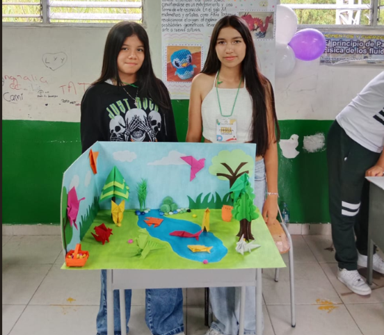 Estudiantes de básica secundaria presentando un proyecto académico