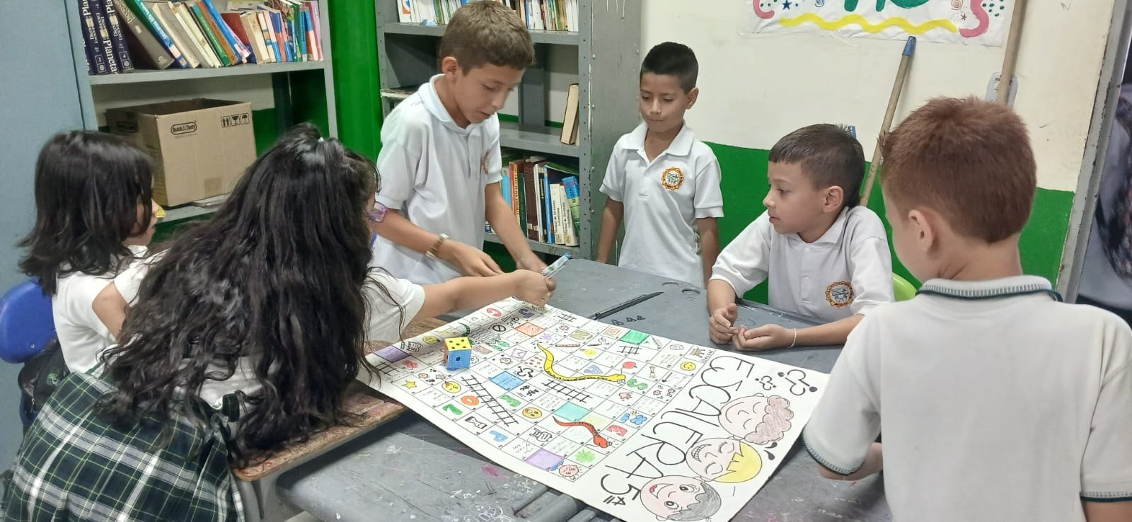 Estudiantes de la institución compartiendo una actividad de aprendizaje colaborativo