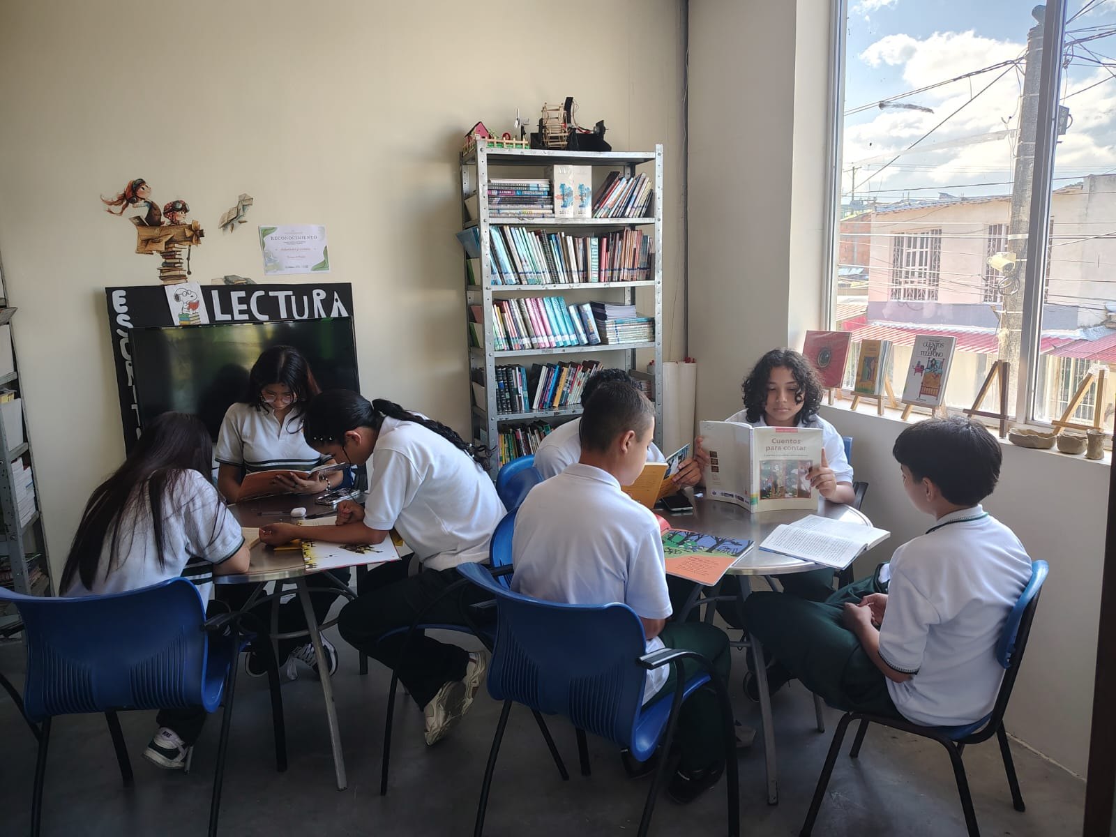 Estudiantes de la institución participando en actividades de lectura en un espacio escolar