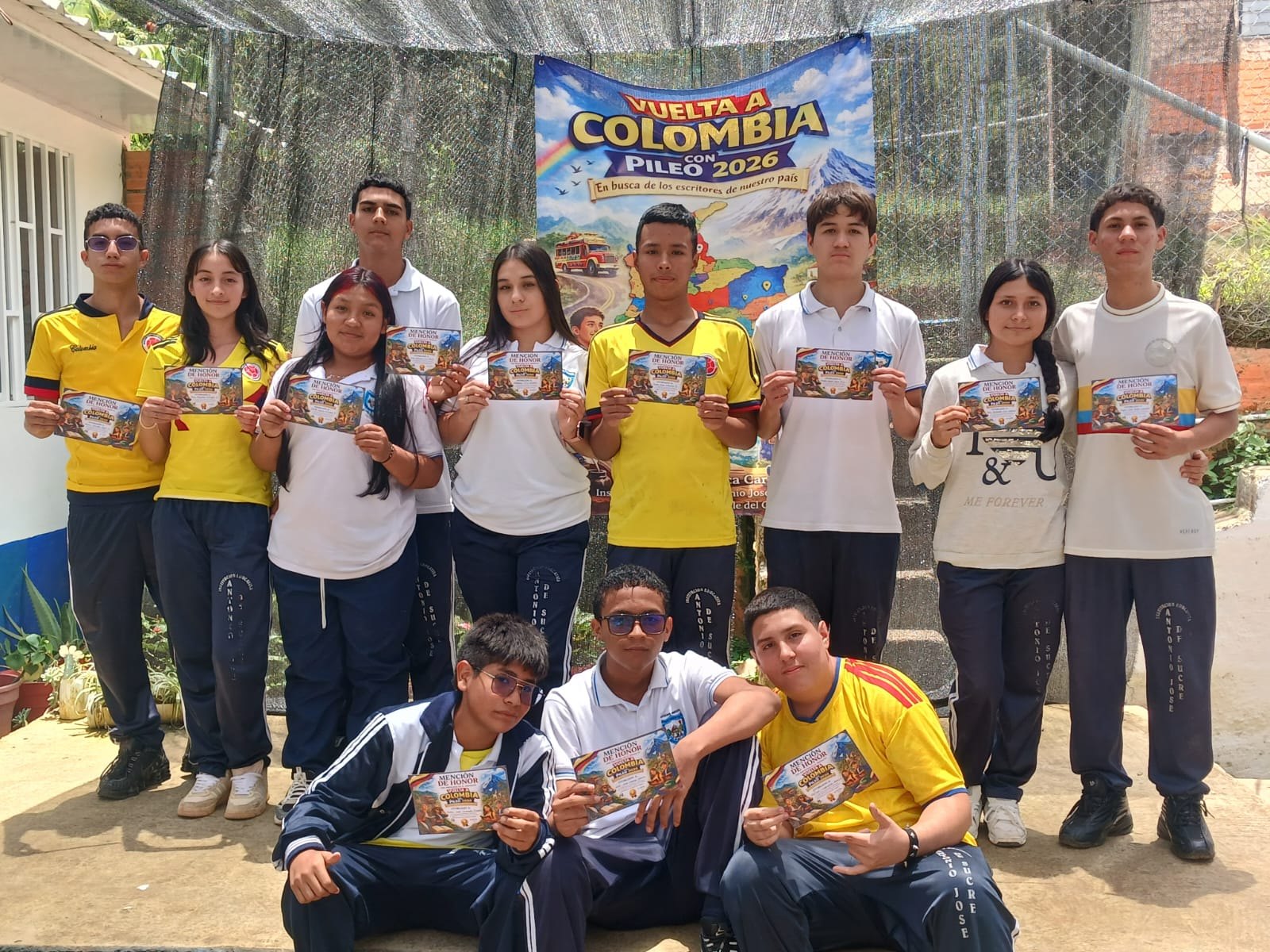 Estudiantes de la institución en una actividad de reconocimiento y proyección académica